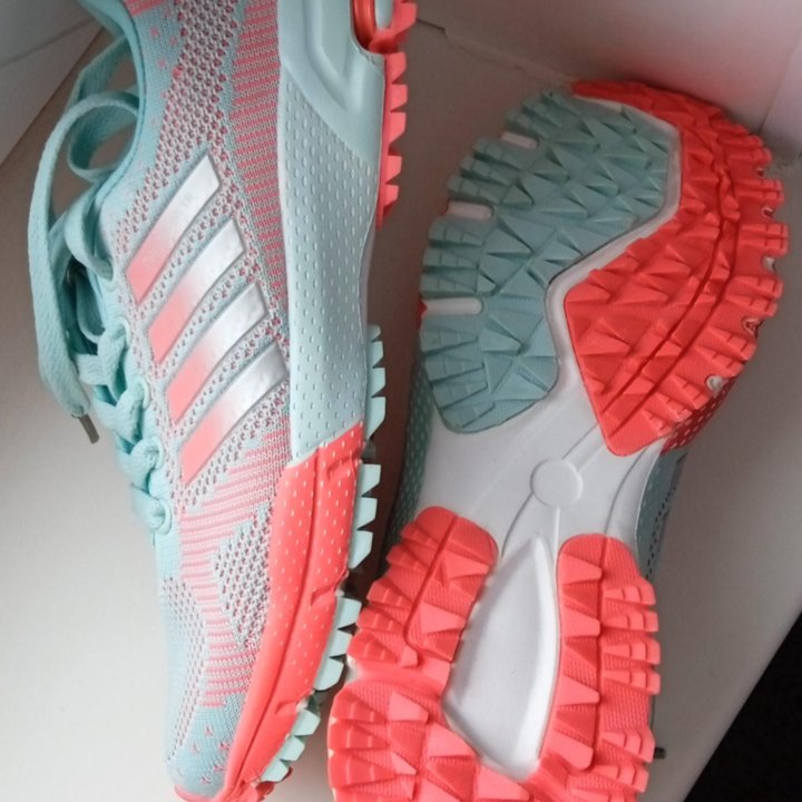 Кроссовки новые