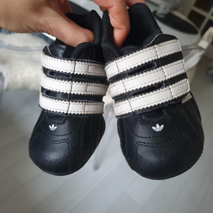 Ботиночки adidas для малышей