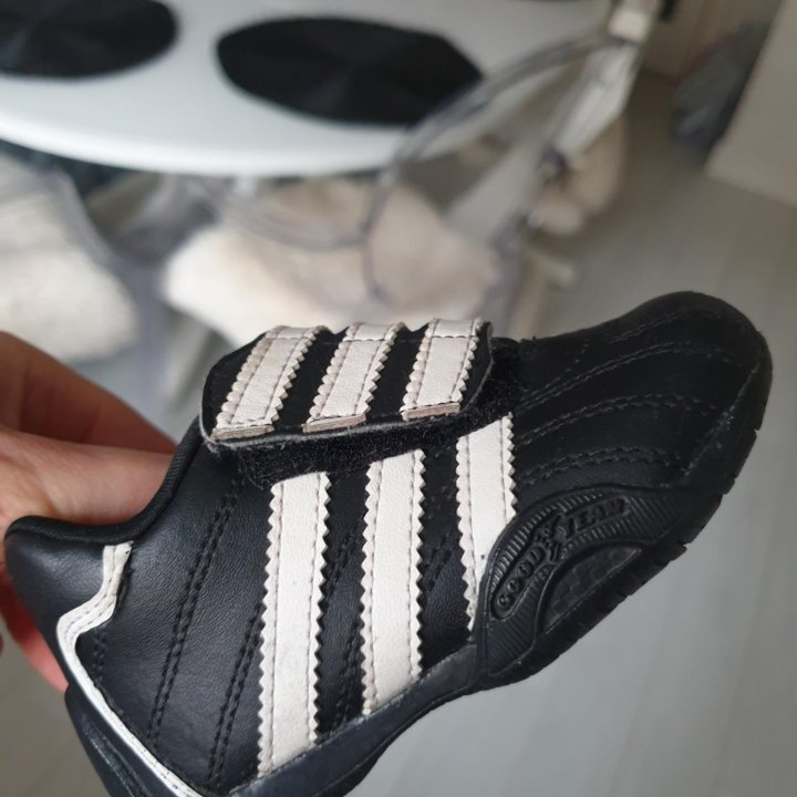 Ботиночки adidas для малышей