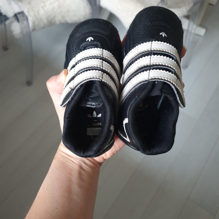 Ботиночки adidas для малышей