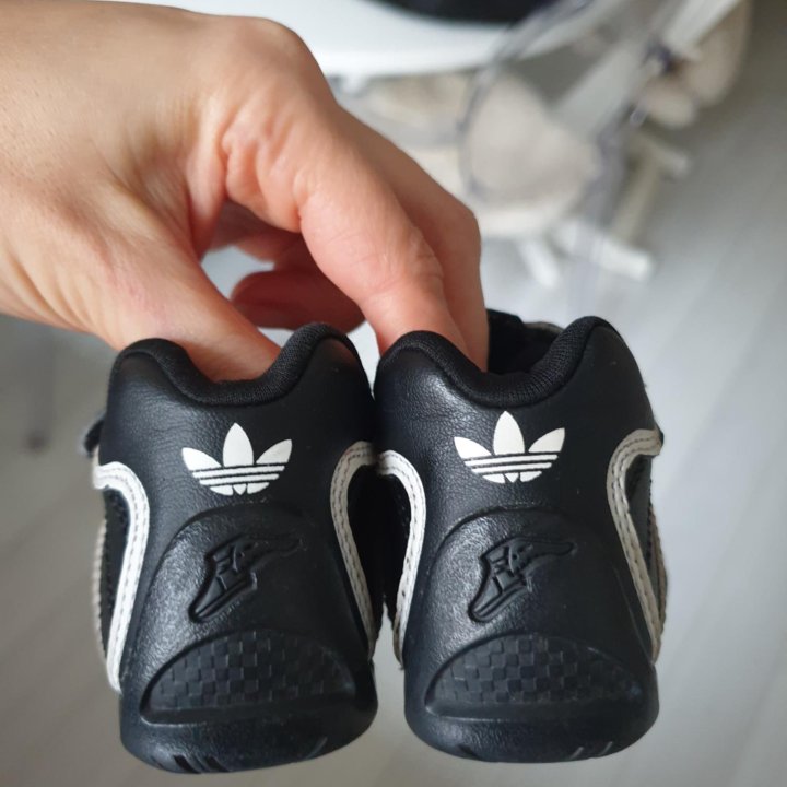 Ботиночки adidas для малышей