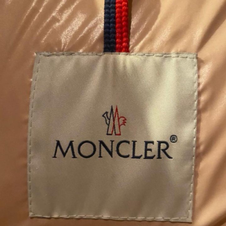 Пуховик новый moncler