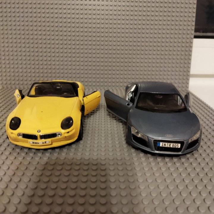 Модели машин Audi R8, BMW Z8M 1/24