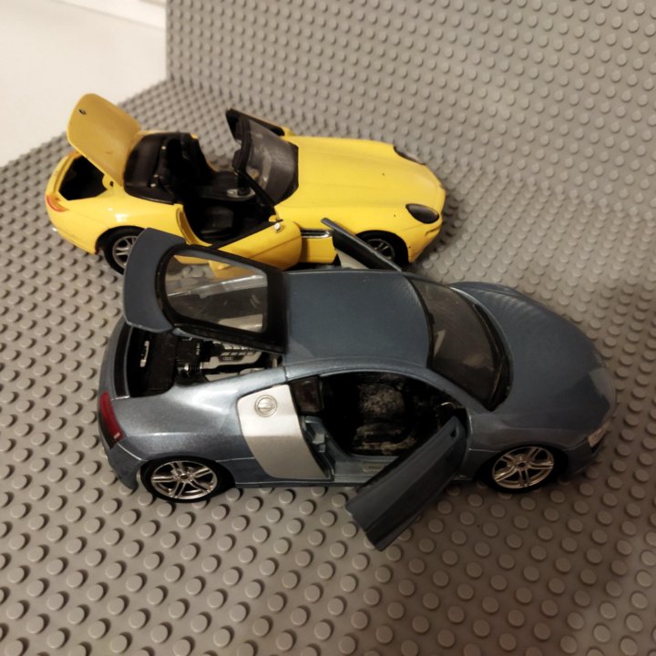 Модели машин Audi R8, BMW Z8M 1/24