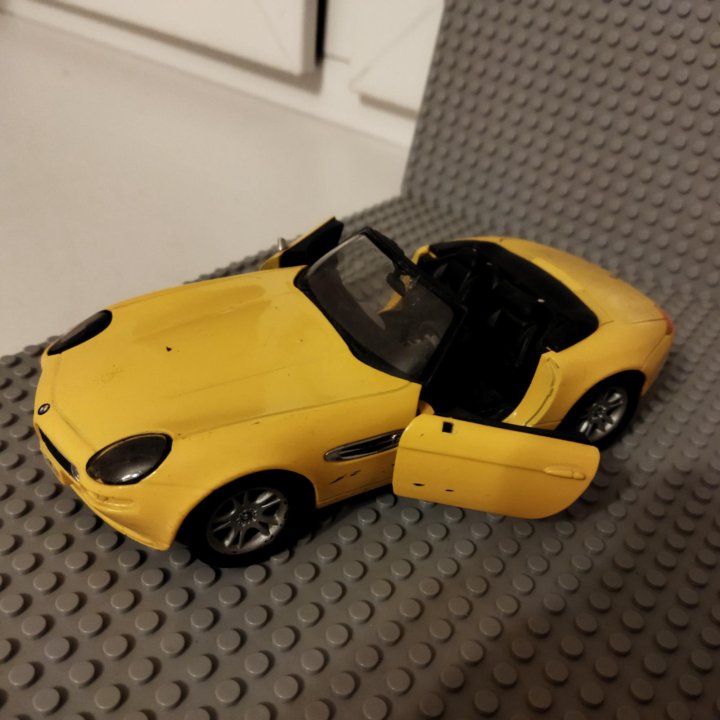 Модели машин Audi R8, BMW Z8M 1/24