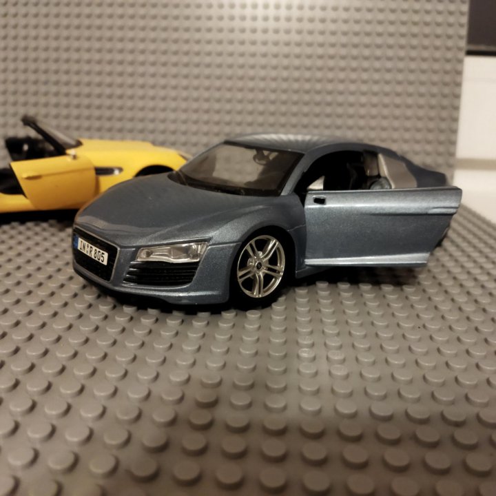 Модели машин Audi R8, BMW Z8M 1/24