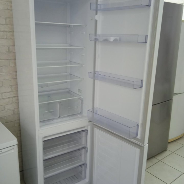 Холодильник Beko 200см
