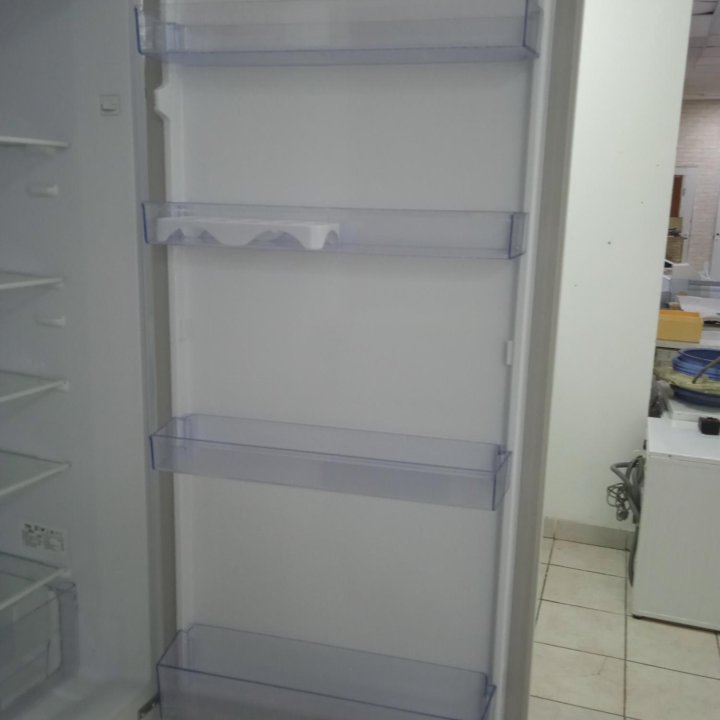 Холодильник Beko 200см