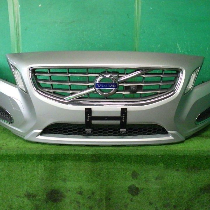 Передний бампер Volvo V60, 2011г