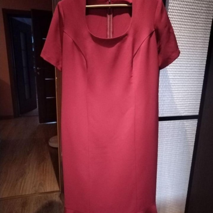 Платье-футляр красного цвета