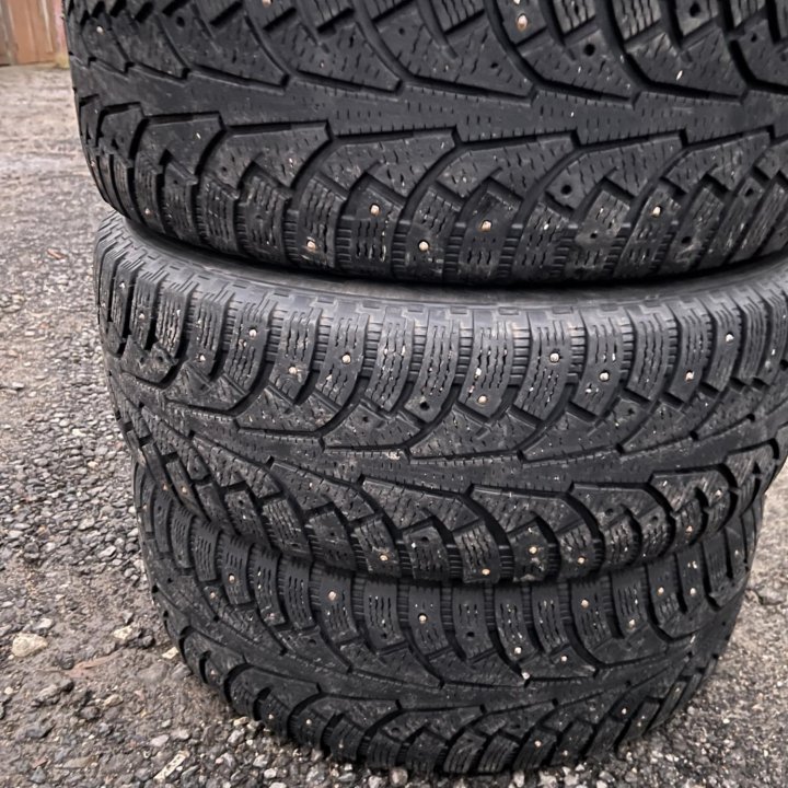 235 60 18 Nokian Hakkapeliitta 5 Sport Utility две