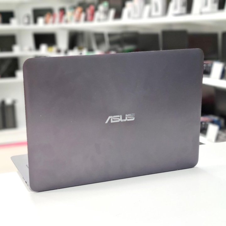 Asus ZenBook 13.3” FHD / m7-6Y75 / 4G / 128G