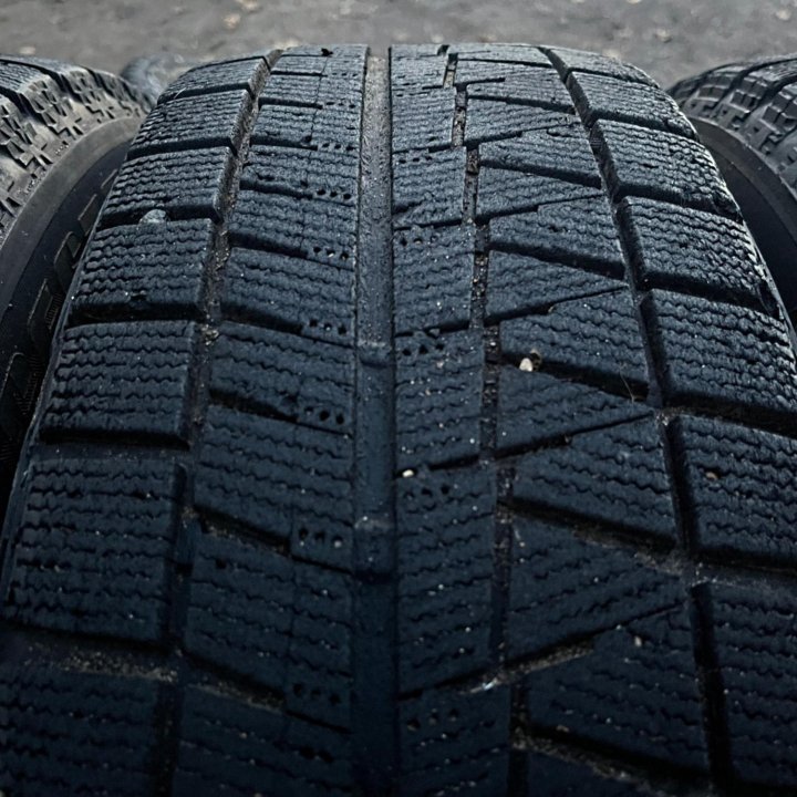 Зима Bridgestone Blizzak REVO GZ 215/65 R16 98S