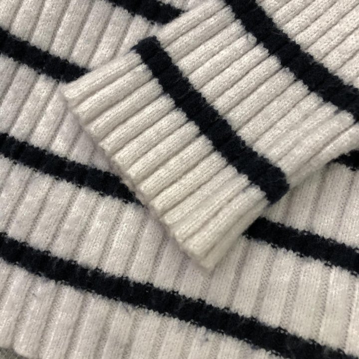 •  Свитер Zara