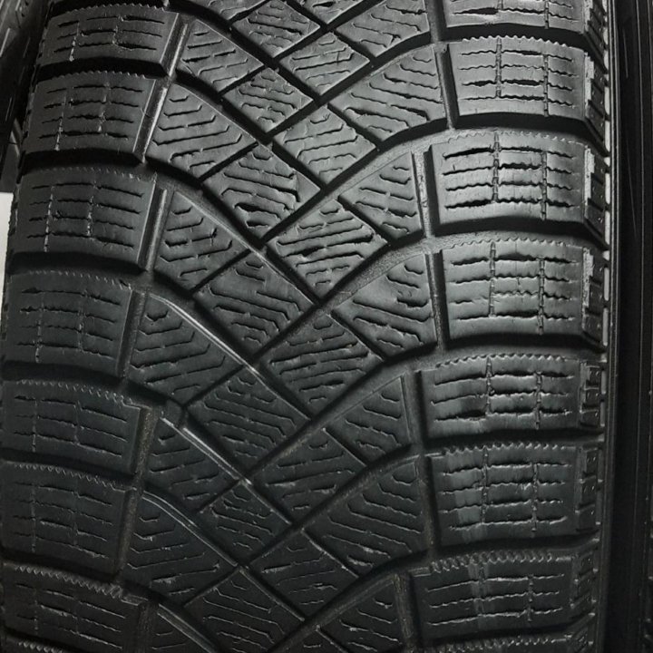 225/60R18 104T Pirelli Ice Zero FR