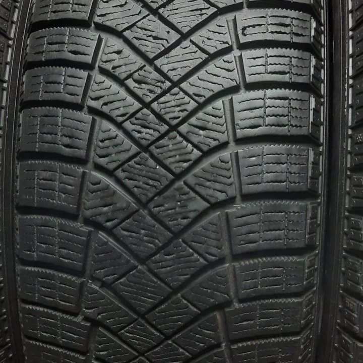 225/60R18 104T Pirelli Ice Zero FR