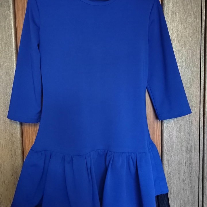 Отдам платье, 46 р-р. Плотное, подчеркивает талию