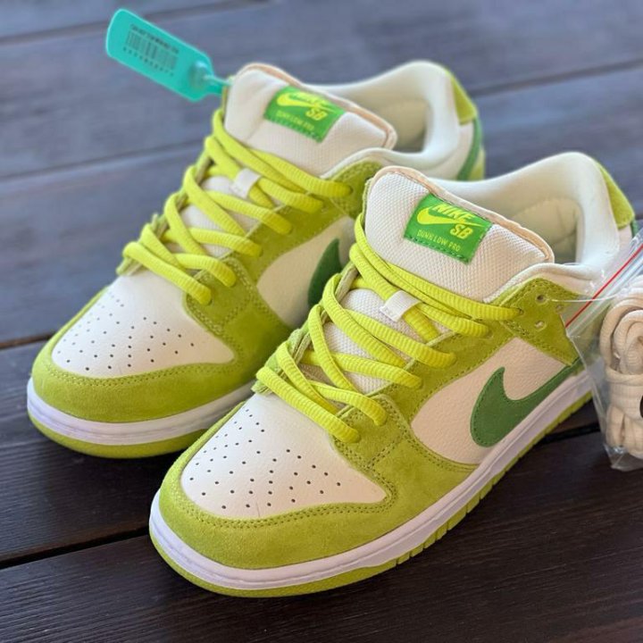 NIKE Dunk Apple green