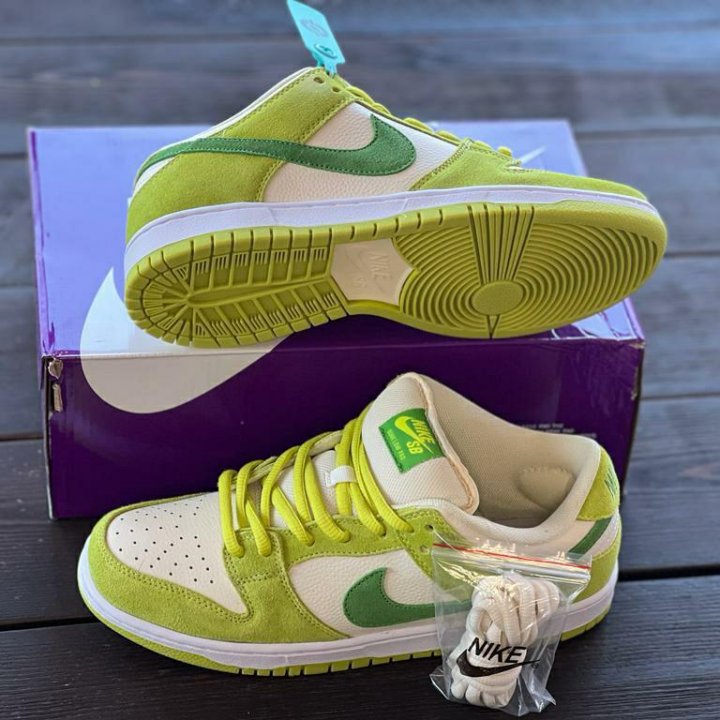 NIKE Dunk Apple green