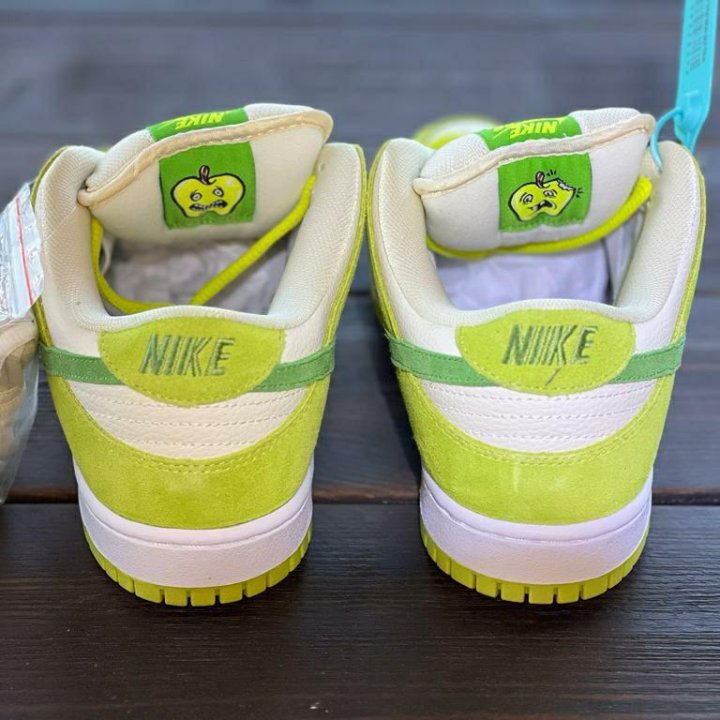 NIKE Dunk Apple green