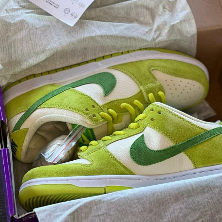 NIKE Dunk Apple green