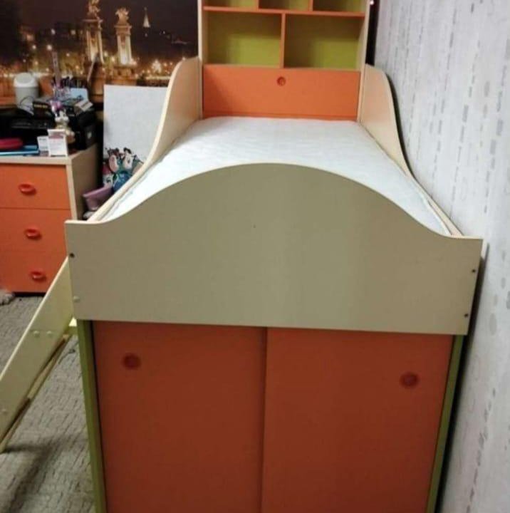Кровать-чердак в комплекте со столом и шифонером
