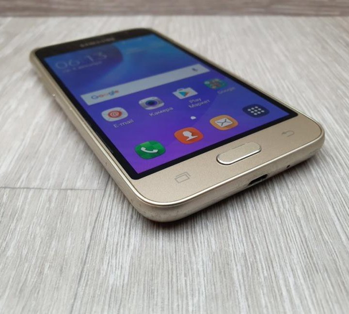 Смартфон Samsung Galaxy J1 (2016) 1/8 ГБ золотистый