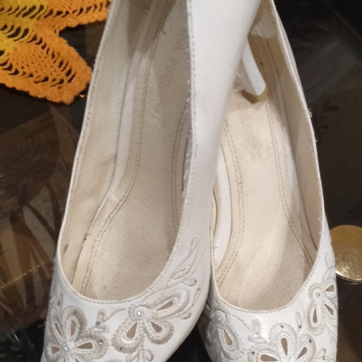 Туфли белые