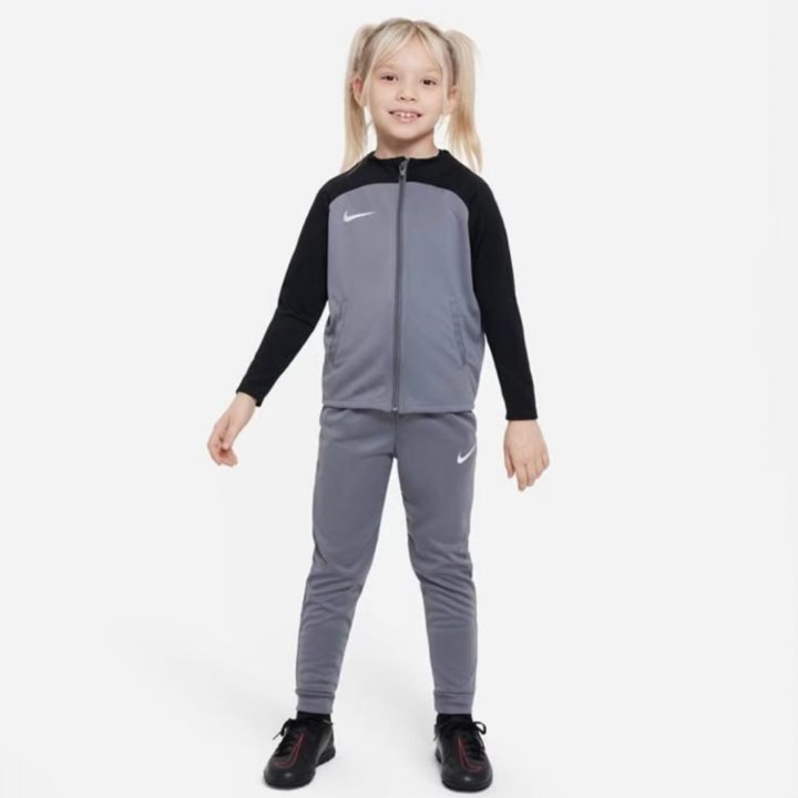 Костюм Nike 7/8 лет unisex