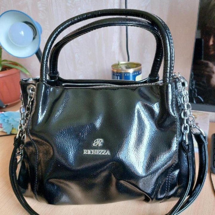 Сумка лаковая.