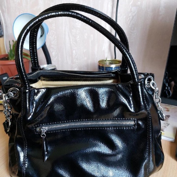 Сумка лаковая.