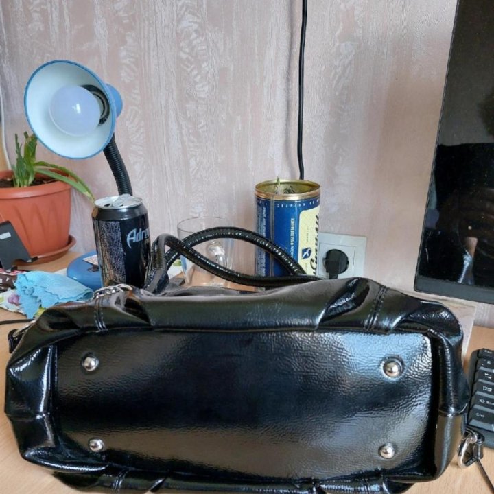 Сумка лаковая.