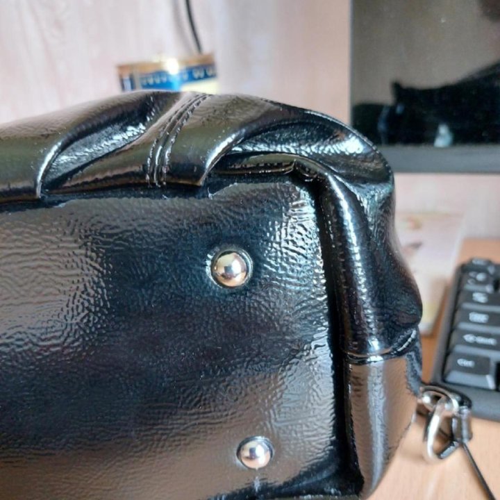 Сумка лаковая.