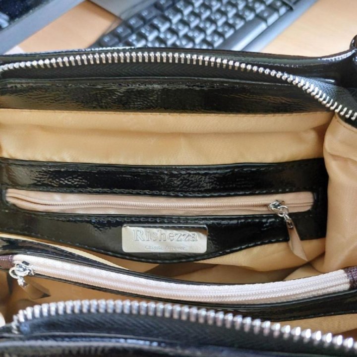 Сумка лаковая.