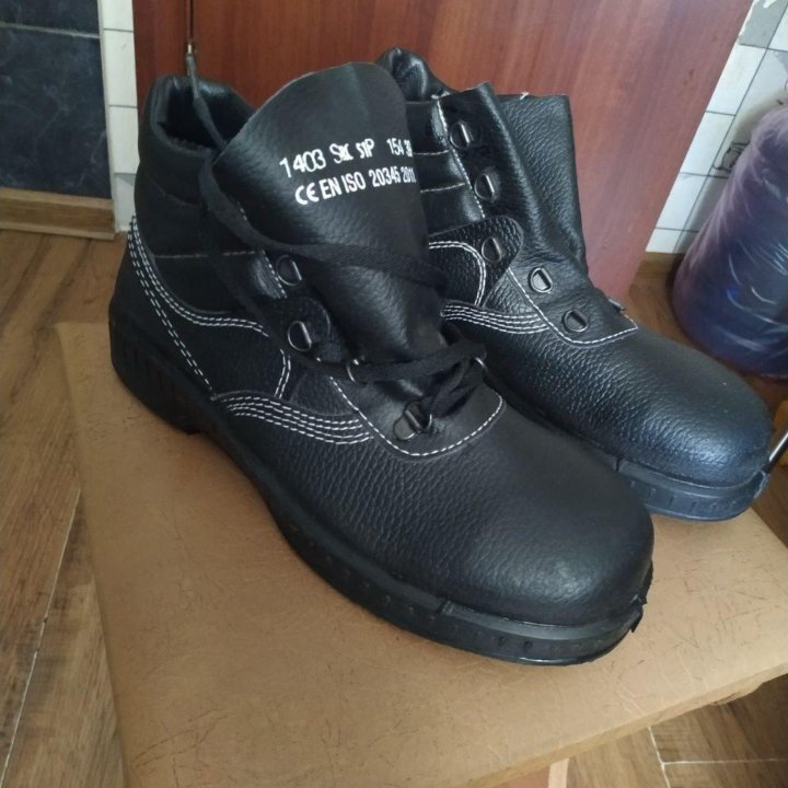 Продам рабочие ботинки.