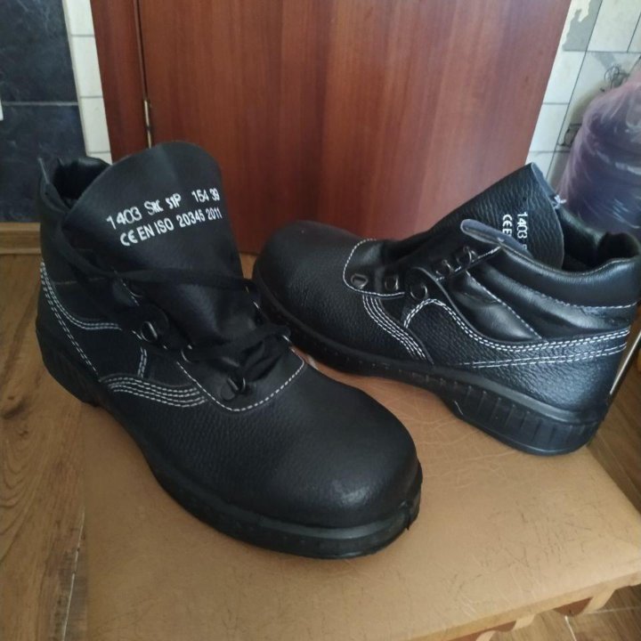 Продам рабочие ботинки.