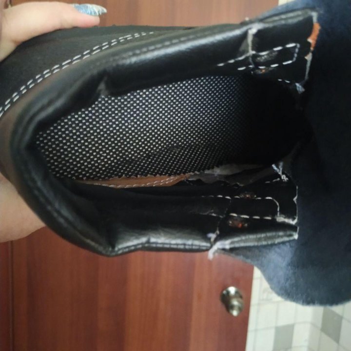 Продам рабочие ботинки.