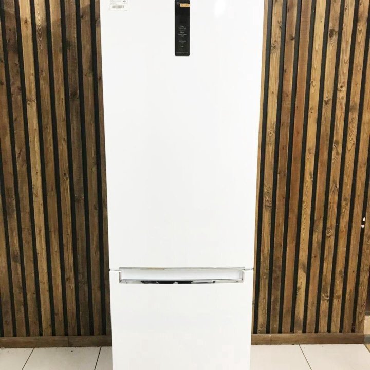 Холодильник LG. Новый. Витринный образец