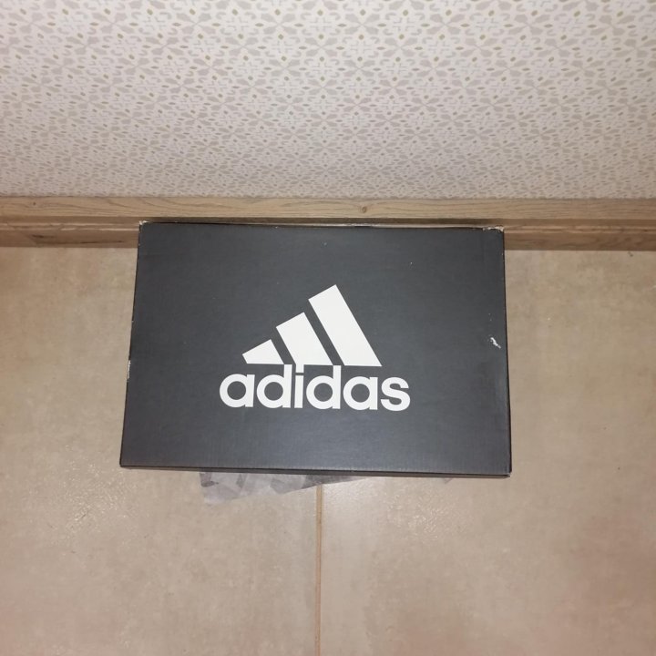 Кроссовки Adidas. Новые.