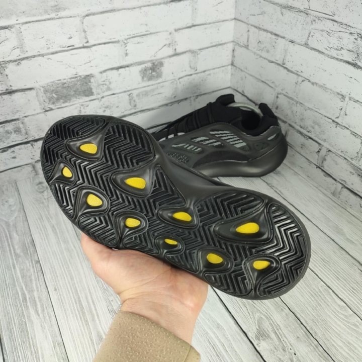 Кроссовки Adidas Yeezy Boost 700