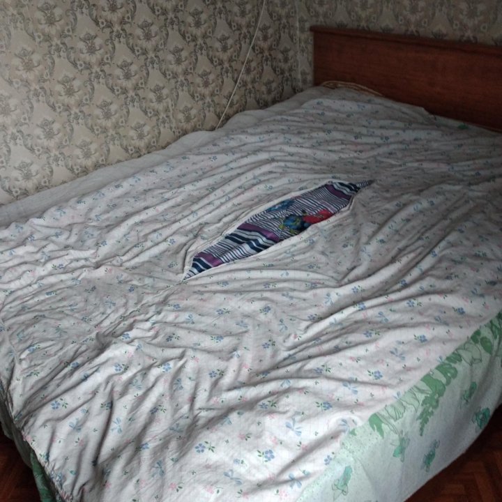 Спальный гарнитур,шифонер,кровать,2 тумбочки
