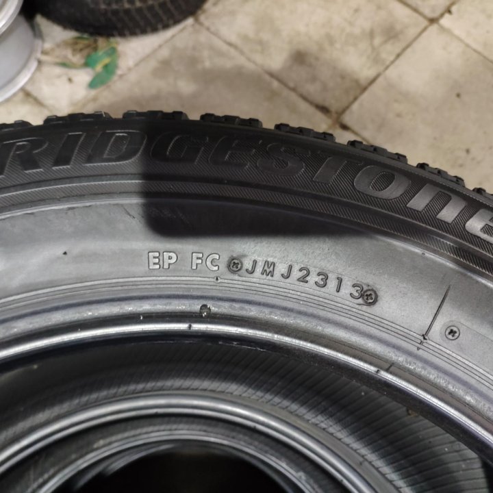 Bridgestone 225/60/17 зима 4шт