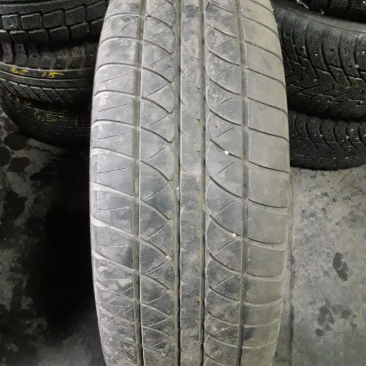 Одна шина Dunlop 215 65 R15