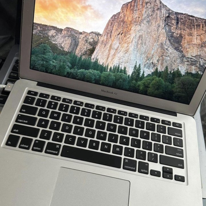 MacBook Air 2017 год покупки , CORE I5 2.6ghz turb