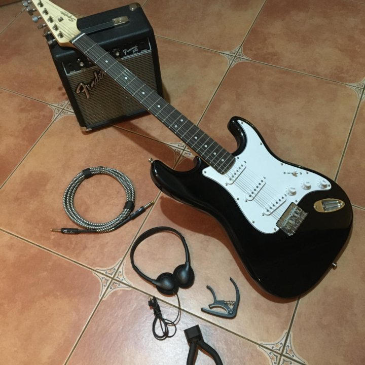 Squier Strat MM HT SSS c комбо Fender и весь К/т