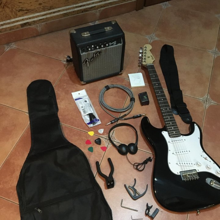 Squier Strat MM HT SSS c комбо Fender и весь К/т