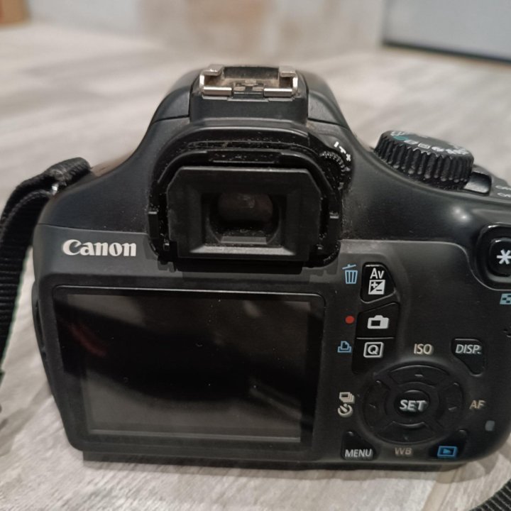 Зеркальный фотоаппарат Canon 1100D