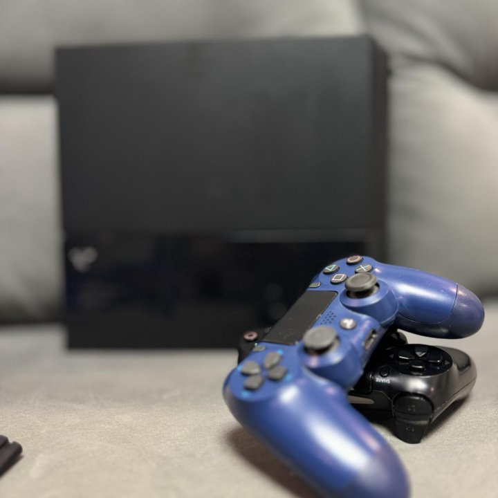 Продам PS4 500Gb +2 джойстика