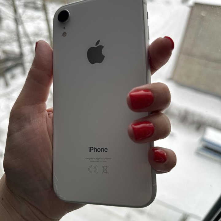 iPhone XR 128 ГБ с наушниками и зарядкой