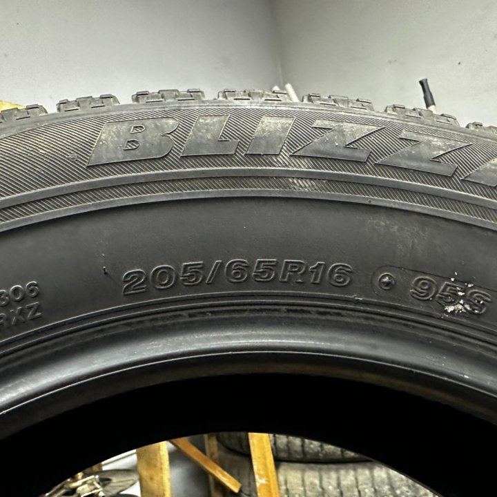 205/65/16 Bridgestone Blizzak VRX